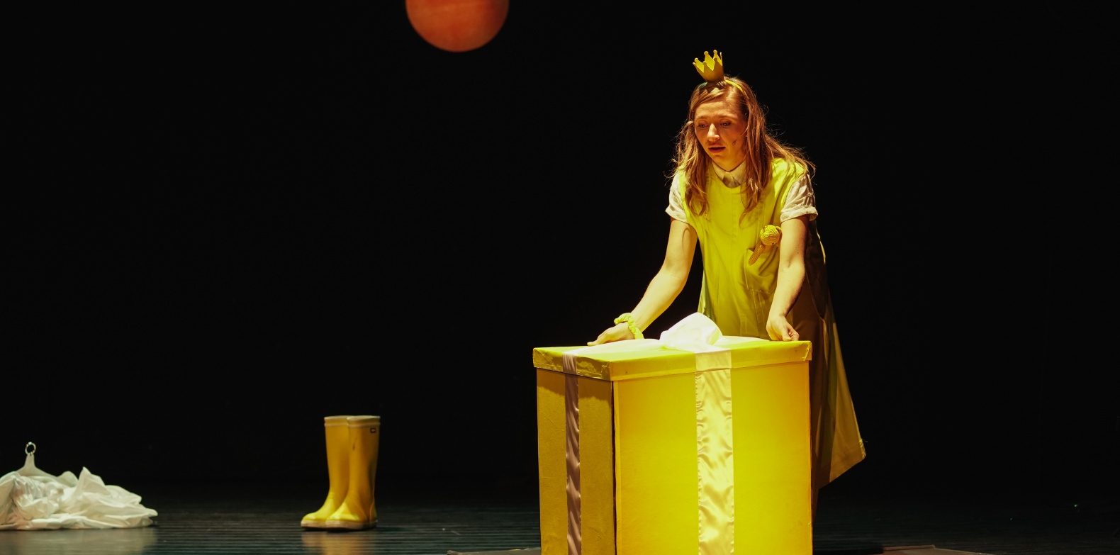 2026-03-22 Klein Drama-Morgen is 1 keer slapen-Olympe_TitsHR.jpg